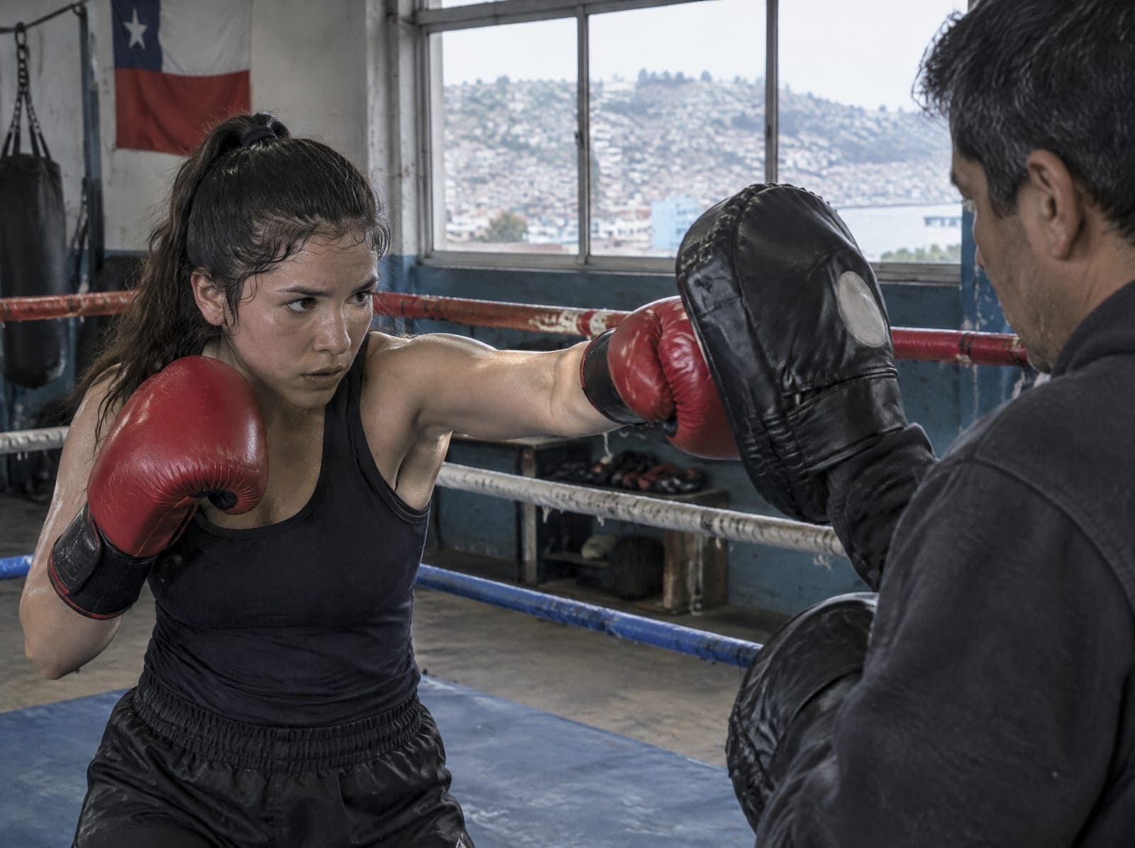 Alumna golpeando las manoplas de su entrenador