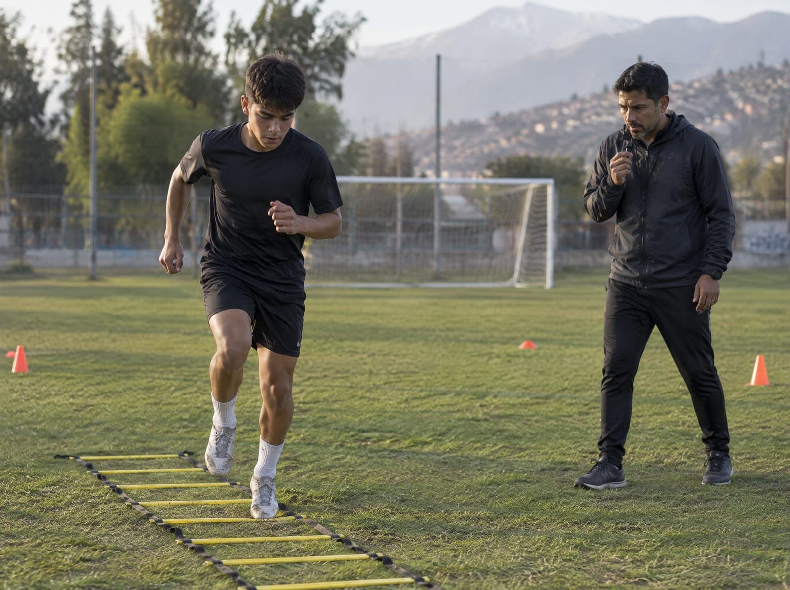 Futbolista juvenil haciendo escalera de agilidad